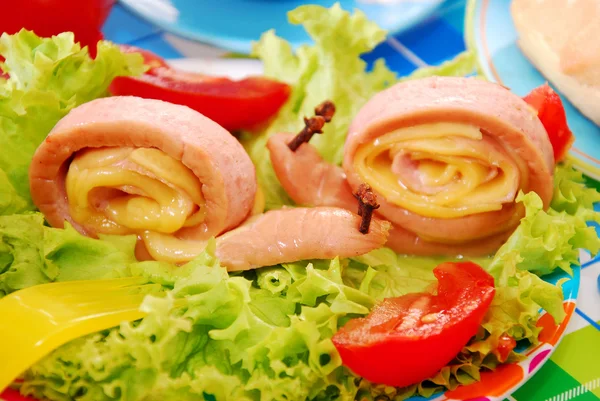 从香肠和奶酪为儿童所作的蜗牛 — 图库照片