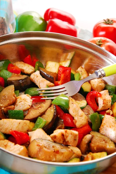 Panorera med stekt kyckling och grönsaker — Stockfoto