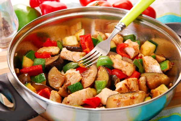 Sartén con pollo frito y verduras —  Fotos de Stock