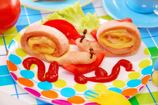 Caracóis feitos de salsicha e queijo para criança — Fotografia de Stock