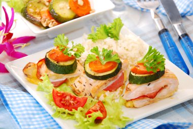 jambon ve peynir ile doldurulmuş fırında tavuk göğsü