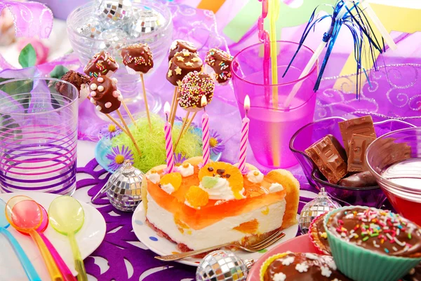 Decoration of birthday party table with sweets for child — Stock Photo, Image