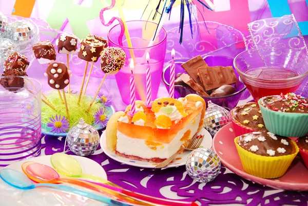 Decoratie van verjaardag partij tabel met zoetigheden voor kind Stockafbeelding