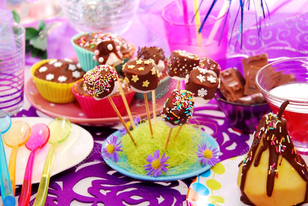 Table De Bonbons Pour La Fête D'anniversaire Des Enfants En Turquoise Et  Violet Un Sentiment De Joie De Fête De Beaux Bonbons