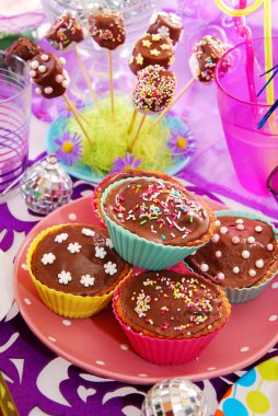 çocuk için doğum günü partisi masada ev yapımı tatlılar