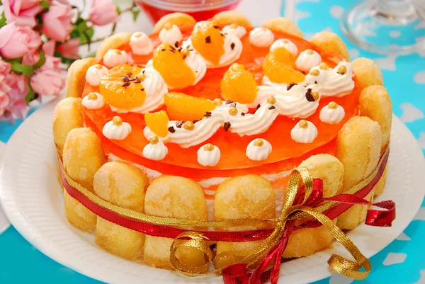오렌지 젤리와 휘 핑된 크림 케이크 — 스톡 사진