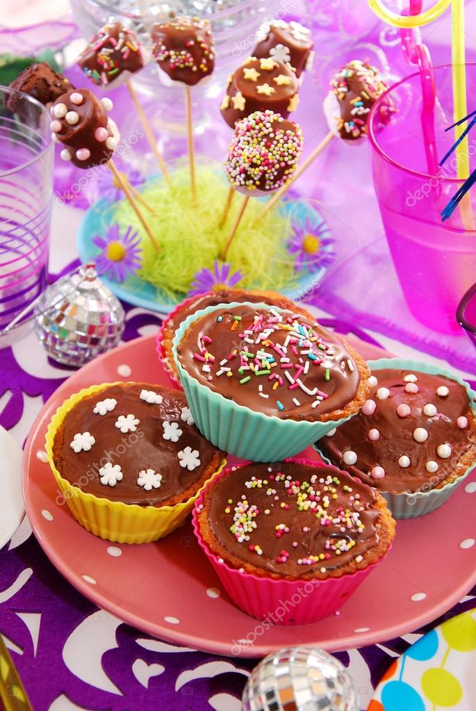 Doces caseiros na mesa de festa de aniversário para 