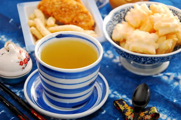 Chá verde e biscoitos de arroz japoneses — Fotografia de Stock