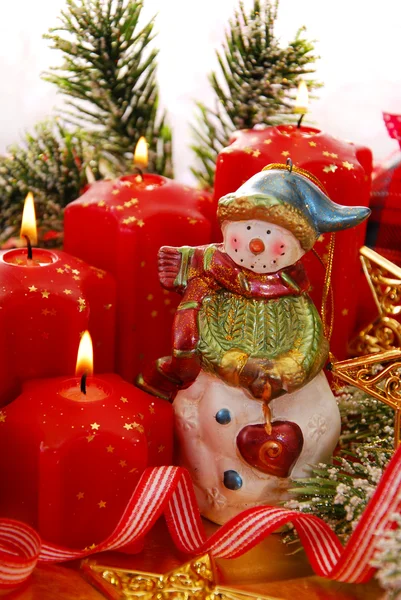 Decoração de Natal com boneco de neve e velas — Fotografia de Stock