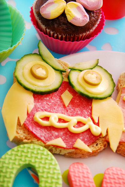 Смешной сэндвич с совой для ребенка
