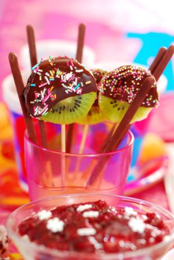 kivi lolipop çikolata parti üzerinde çocuklar için dökülür.