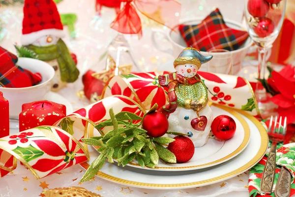 Mesa de Natal conjunto com boneco de neve figurine — Fotografia de Stock