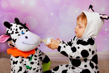 Bebek inek kostümlü maskot inek besleme