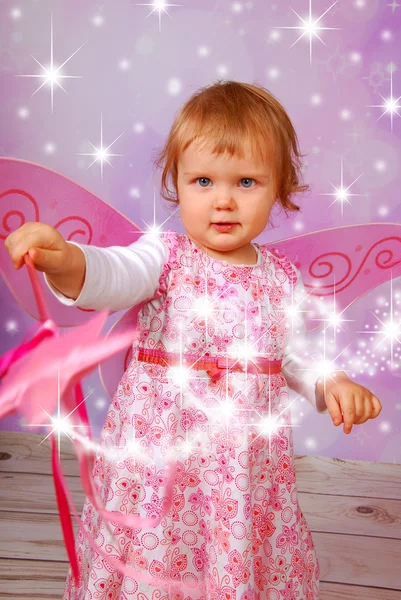 Schattige babymeisje met fairy vleugels en wand — Stockfoto