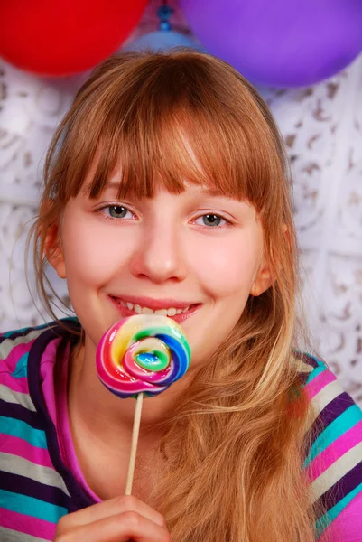 Ung flicka med lollipop — Stockfoto