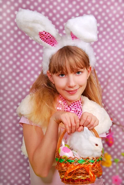 Lapin de Pâques fille avec panier — Photo