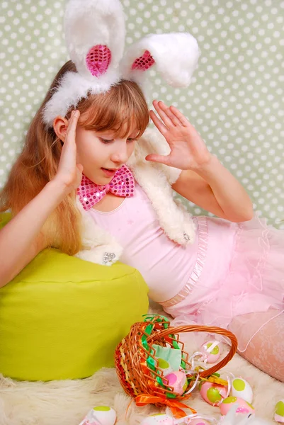 재미 있는 귀와 함께 부활절 토끼 소녀 — 스톡 사진