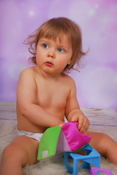 Pequena menina brincando com brinquedo educação — Fotografia de Stock