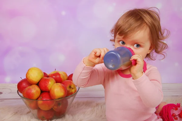 Bebé niña bebiendo un jugo de manzana — Foto de Stock