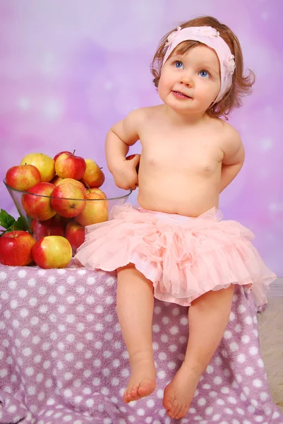 Niña con manzanas — Foto de Stock
