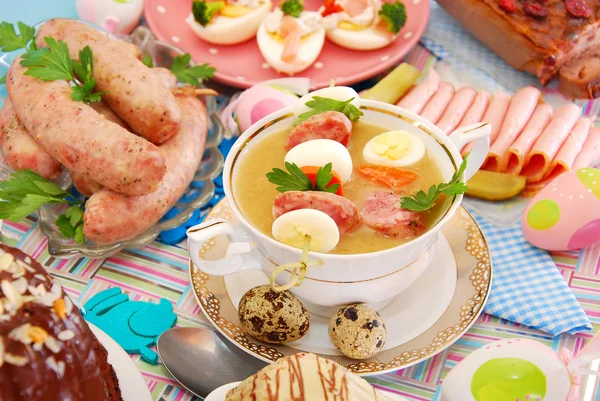 Easter white borscht with quail eggs and sausage — Stock Photo, Image