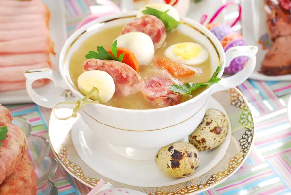 Borscht branco de Páscoa com ovos de codorniz e salsicha — Fotografia de Stock