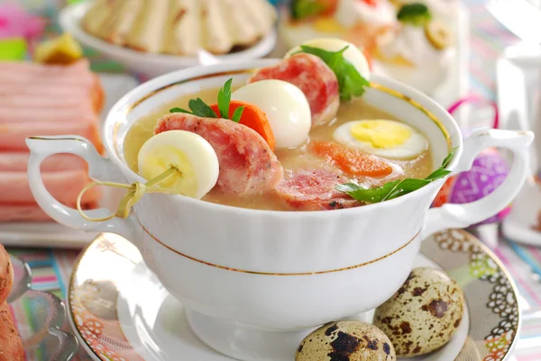 Borscht branco de Páscoa com ovos de codorniz e salsicha — Fotografia de Stock