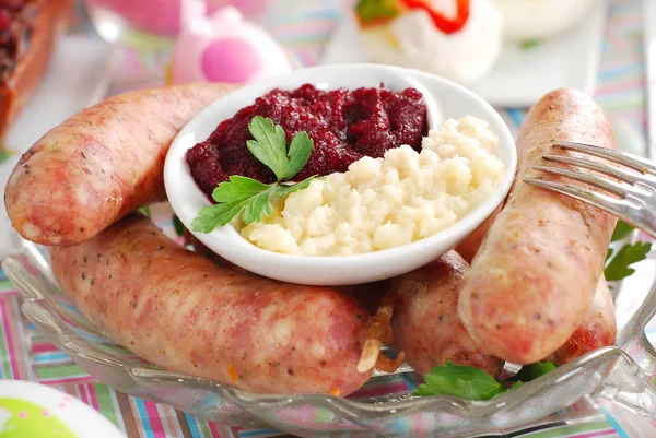 Weißwurst mit Rote Bete und Meerrettich zu Ostern — Stockfoto