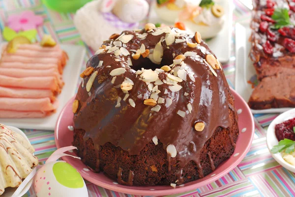 Шоколадний кільцевий торт з мигдалем та горіхами на Великдень — стокове фото