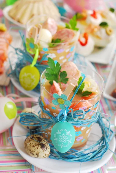 Velikonoční bílý boršč s křepelčí vejce a klobásy ve skle — Stock fotografie