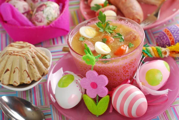 复活节白罗宋汤与鹌鹑蛋和香肠在粉红色玻璃 — 图库照片