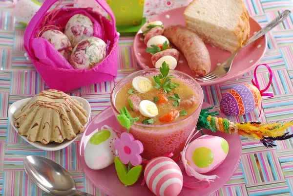 Húsvéti asztali hagyományos lengyel ételekkel — Stock Fotó