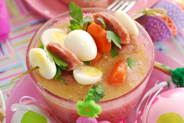 Easter white borscht with quail eggs and sausage in pink glass — Stock Photo, Image