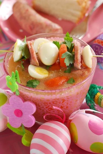 Easter white borscht with quail eggs and sausage in pink glass — Stock Photo, Image