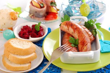 Paskalya için kırmızı pancar soslu ızgara beyaz sosis