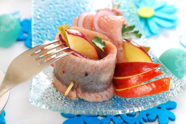 Rouleaux de hareng épicé avec pomme et cornichon pour Pâques — Photo