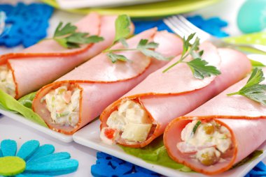 sebze salatası ve mayonez ile doldurulmuş jambon rulolar