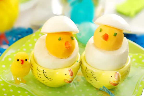Galinhas de Páscoa feitas de ovos cozidos — Fotografia de Stock