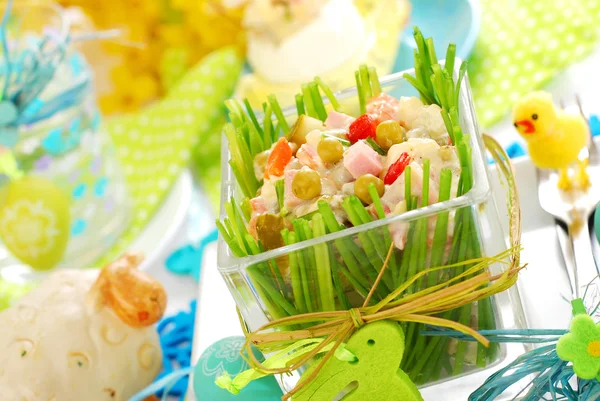 Salada vegetal com presunto e maionese de Páscoa — Fotografia de Stock