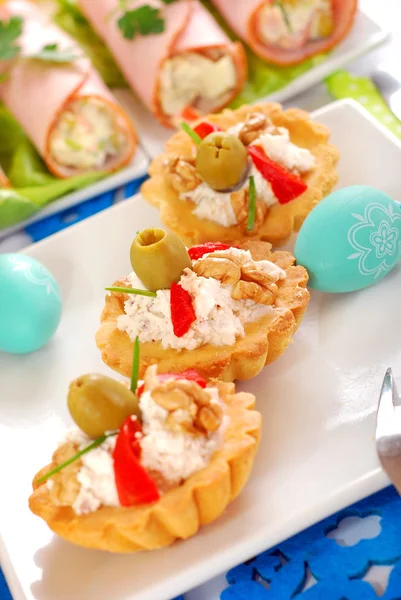 Mini tartaletas saladas rellenas con queso de nuez y aceitunas — Foto de Stock