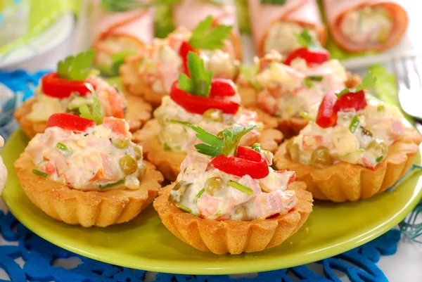 Tuzlu mini tartlets sebze ve jambon salatası ile doldurulmuş — Stok fotoğraf