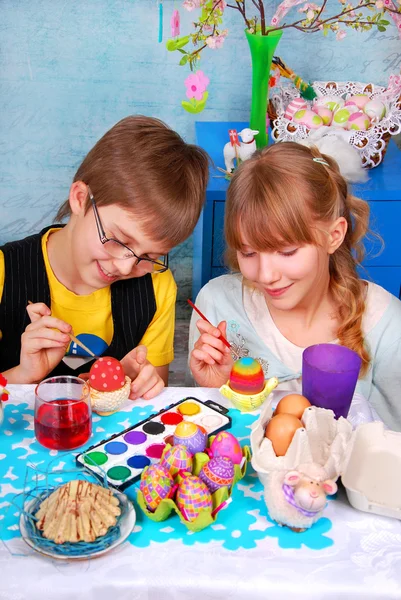 Niña y niño pintando huevos de Pascua — Foto de Stock