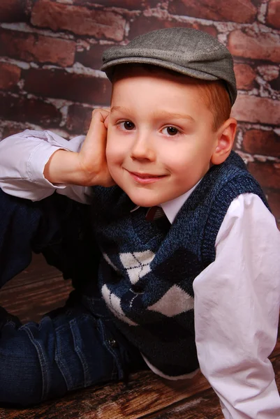 Κομψό μικρό αγόρι με ένα καπάκι και μαλλί γιλέκο — Φωτογραφία Αρχείου