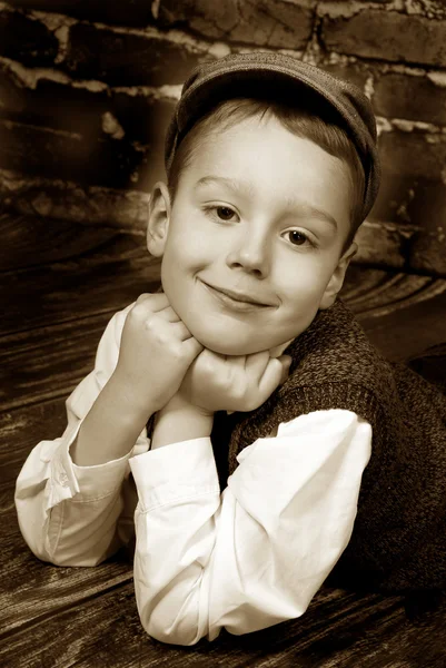Элегантный маленький мальчик в винтажном стиле — стоковое фото