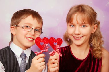 ilk Komünyon için dua eden çocuğa