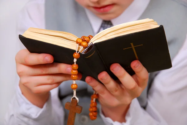 Молящийся мальчик собирается на первое святое причастие — стоковое фото