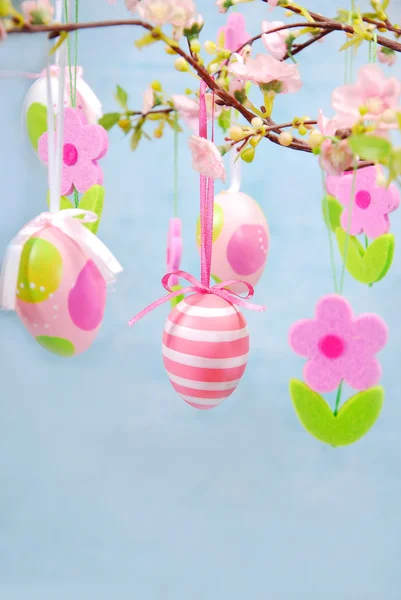 Pasen decoratie met hangende eieren en voelde bloemen — Stockfoto