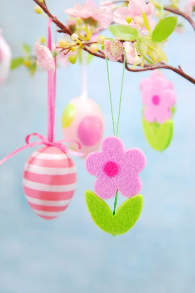 掛かる卵およびフェルトの花が付いているイースター装飾 — ストック写真