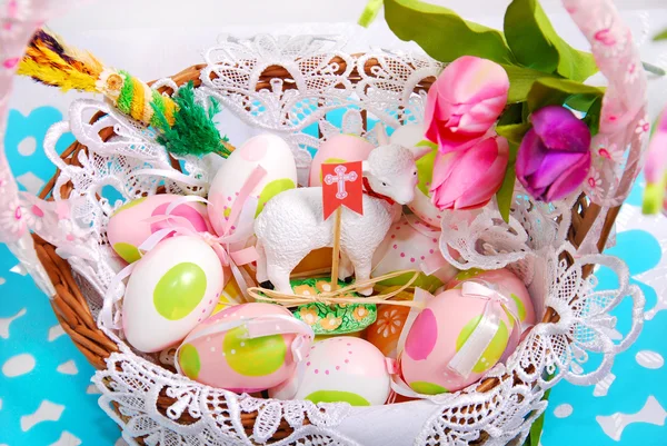 Canasta de Pascua con huevos y estatuilla de oveja — Foto de Stock