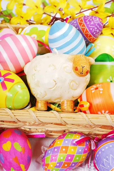 Decoración con huevos pintados de Pascua y estatuilla de oveja —  Fotos de Stock